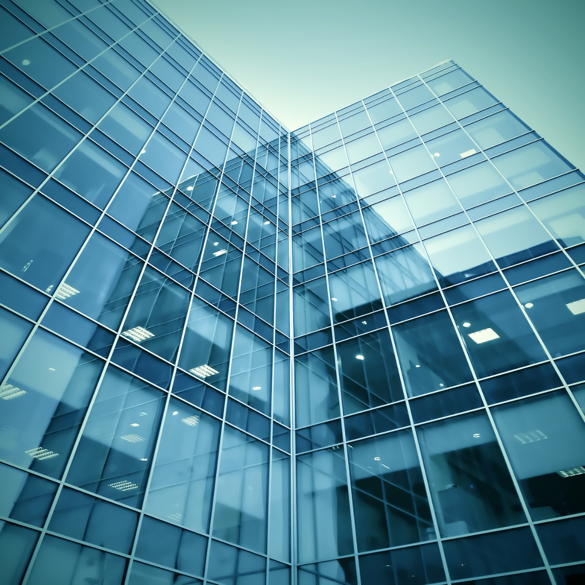 Modernes Glasgebäude als Symbol für die Notwendigkeit klarer Kommunikation in Krisenzeiten