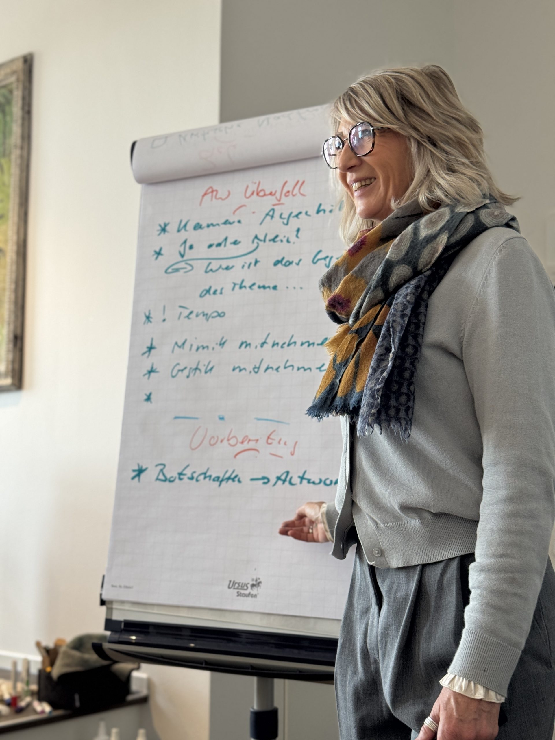 Katrin Röpke vor einem Flipchart während ihres Kommunikatinstrainings