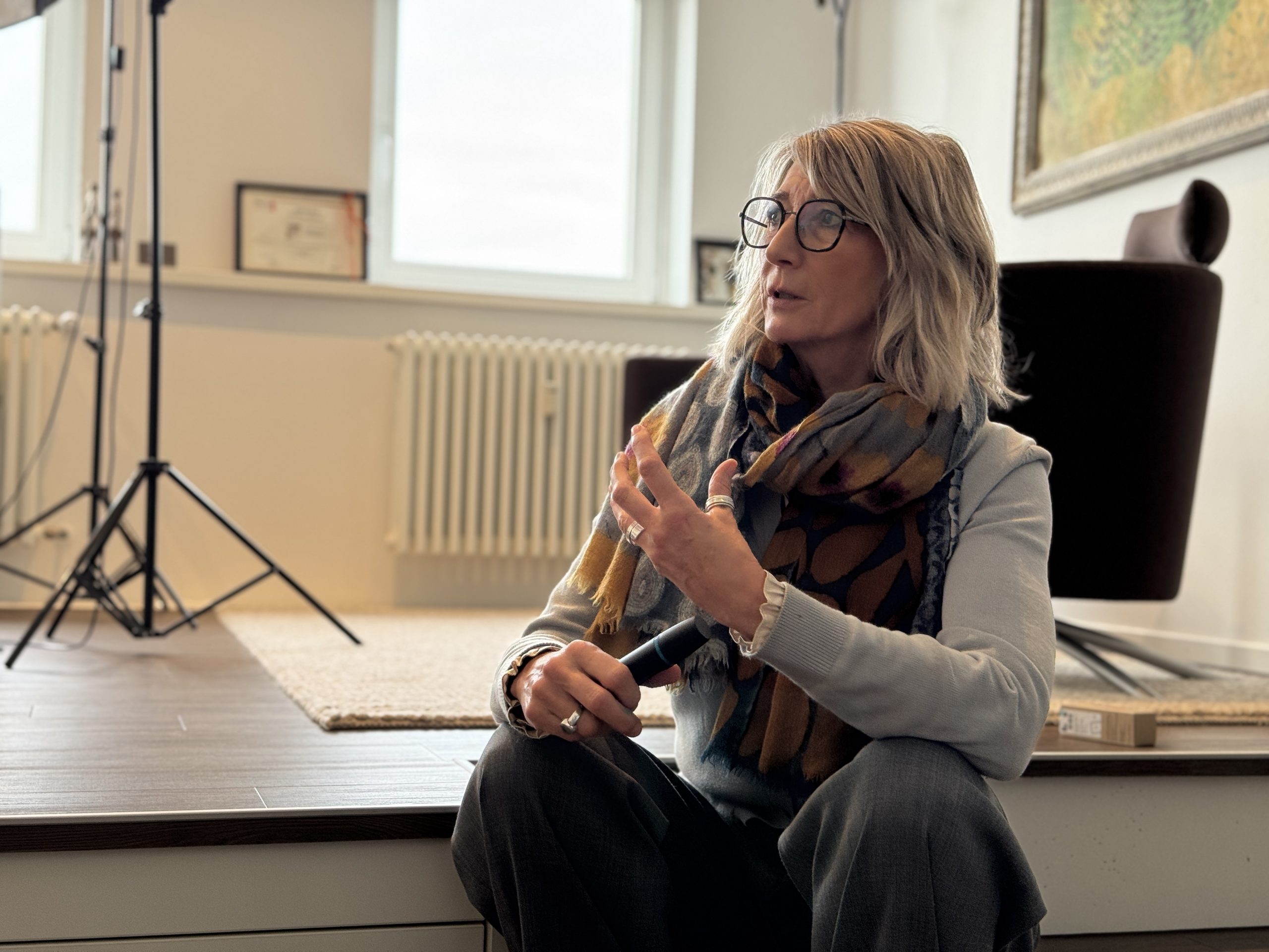 Katrin Röpke sitzt souverän auf einer Stufe, symbolisch für Souveränität in Zeiten unternehmerischer Krisen